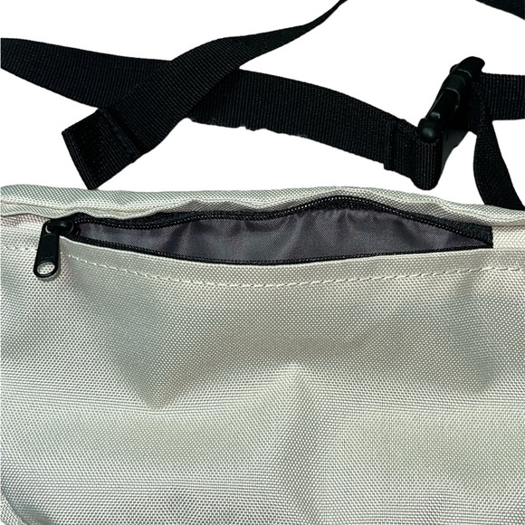 🟡Levi's Logo Sling Bag - Picture 4 of 5